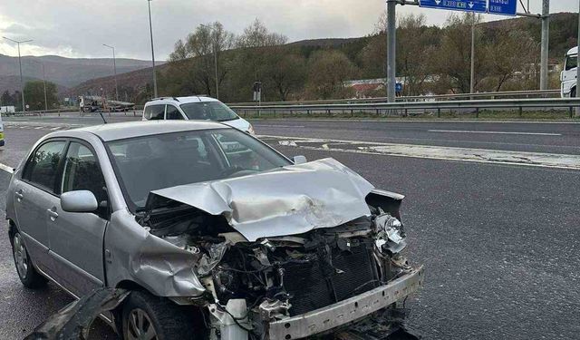Bilecik’te otomobil beton bariyerlere çarptı: 2 yaralı