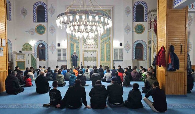Bilecik’te "Vakti Kuşanmak" projesi kapsamında öğrenciler camide buluştu