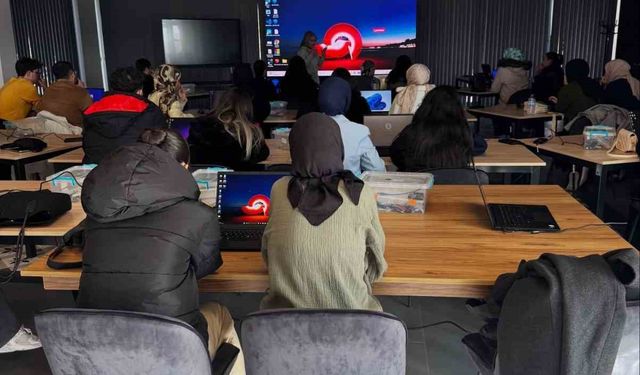 Bilişim Akademisi’nde Fen Bilgisi öğretmen adaylarına eğitim