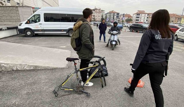 Bisikletin kilidini açamayınca tekerini söküp çaldılar