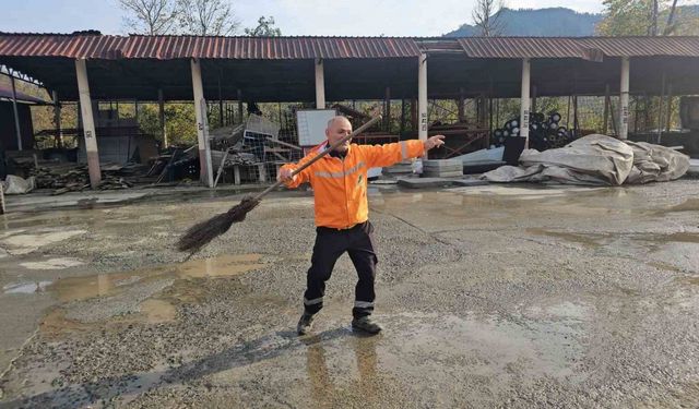 Bu temizlik görevlisi müzik sesine dayanamıyor