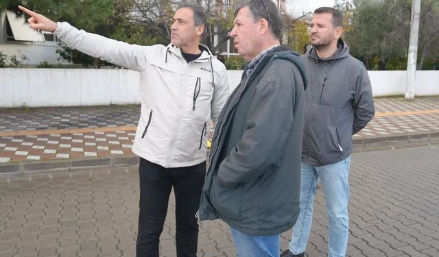 Burhaniye de çöken kanalizasyon borusu yol kapattırdı