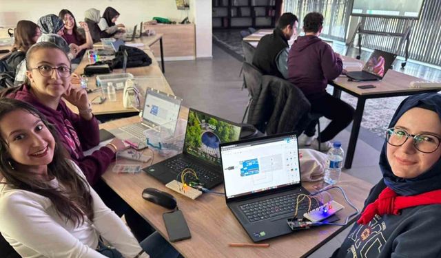 Büyükşehir’in Bilişim Akademisi’nden öğretmen adaylarına robotik kodlama eğitimi