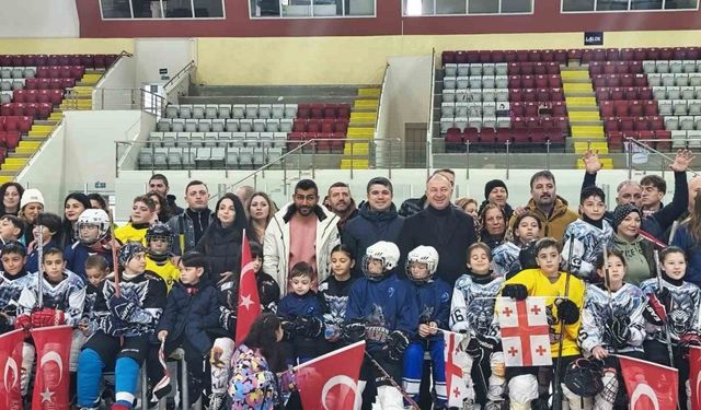 Buzda dostluk rüzgarı esti