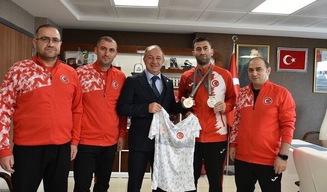 Çakmur’dan olimpiyat fatihine kutlama