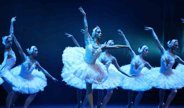 Çaykovski’nin ‘Kuğu Gölü’ balesi Denizli’de beğeniyle izlendi
