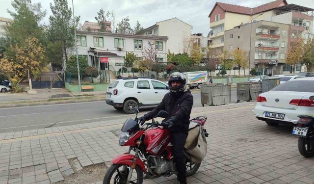 Ceza yedi, kaskı başına geçirerek motosiklet sürücülerine uyarıda bulundu
