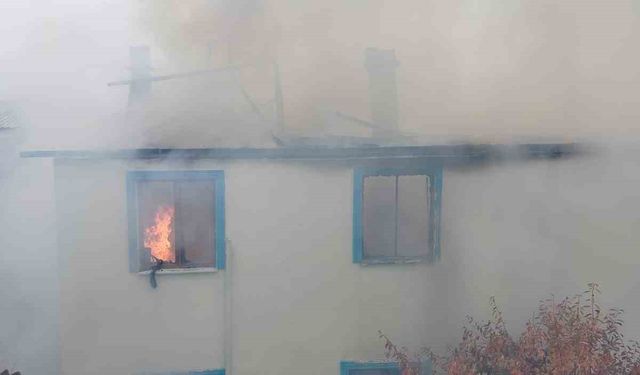 Çorum’da alev alev yanan ev kullanılmaz hale geldi