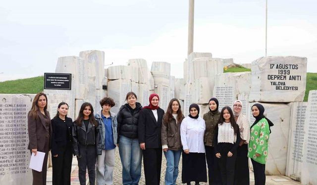 Deprem Anıtı’nda gençlerden anlamlı çalışma