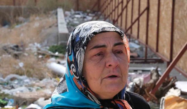 Depremde kızını, damadını ve torunlarını kaybeden yaşlı kadının acısı dinmiyor