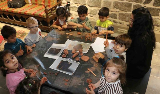Diyarbakır İçkale Müzesi’nde kurulan çocuk atölyesinde çocuklar kendi eserlerini yapıp sergiliyor