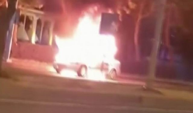 Diyarbakır’da seyir halindeki otomobil alev topuna döndü