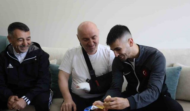 Dünya şampiyonu milli karateci Şamdan’dan Başkan Bıyık’a "madalyalı" ziyaret