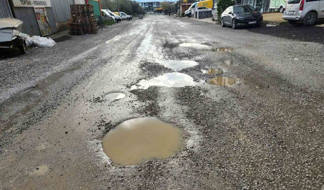 Edremit’te yeni yapılan yolda bir buçuk ayda çukurlar oluştu