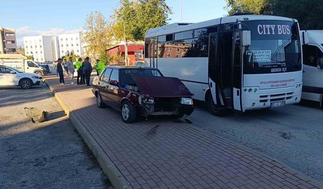 Ehliyetsiz sürücünün kullandığı otomobil halk otobüsü ve motosiklete çarptı: 1 yaralı