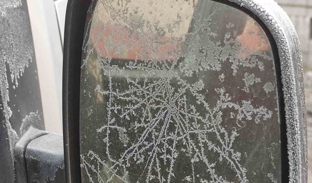 Eksi 17 dereceyi gören kentte araç camları buz tuttu