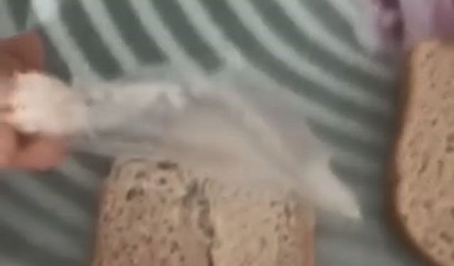 Elazığ’da ekmeğin içerisinden poşet çıktı