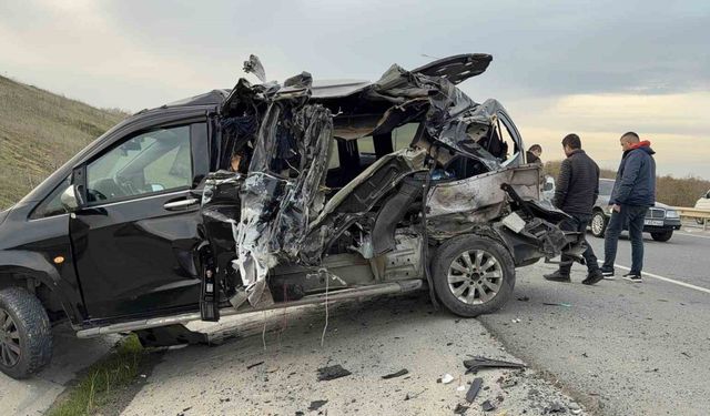 Emniyet şeridindeki VIP yolcu taşıma aracına kamyonet çarptı