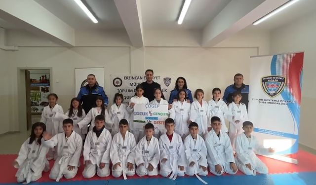 Erzincan’da "Hep Birlikte Aileyiz" Projesi kapsamında öğrencilere tekvando kıyafeti desteği