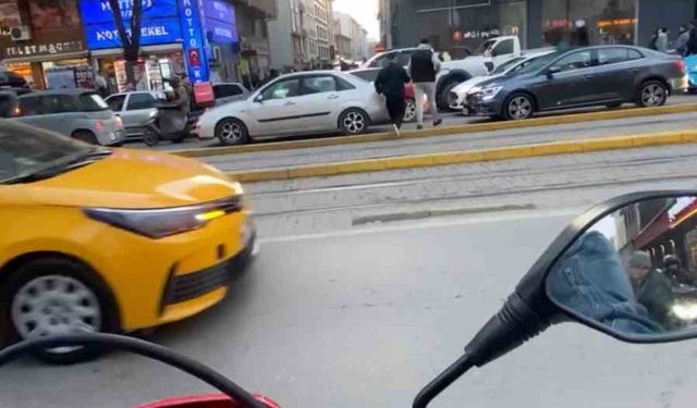 Eskişehir trafiğine takılmamak için tramvay yolunu kullandı
