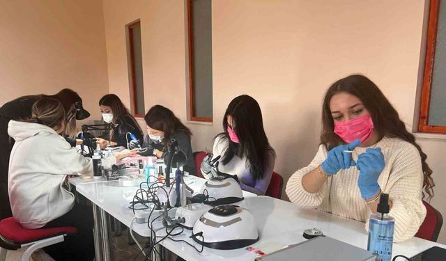 Eskişehir’de Türkiye’nin kamuya ait ilk protez tırnak atölyesi açıldı