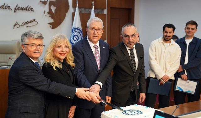 EÜ Senatosu’nda gururlandıran başarı pastayla kutlandı