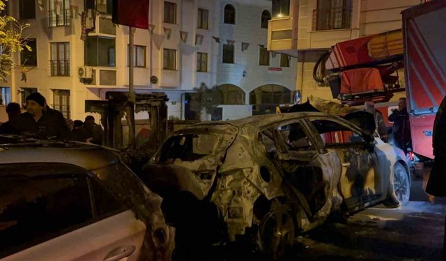 Eyüpsultan’da iki araç alevlere teslim oldu