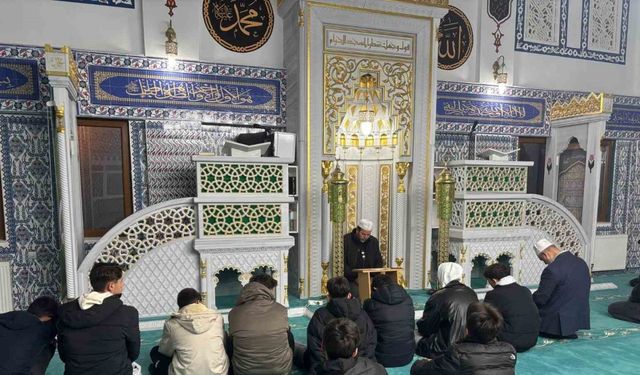 Fen lisesi öğrencileri Hisar Camii’nde sabah namazında buluştu