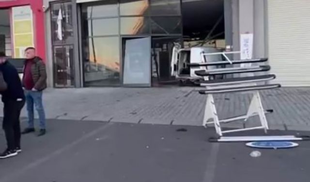 Fren yerine gaza basınca dükkana daldı