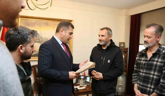 Gazeteciler, Düzce’nin il olduğu günün Resmi Gazetesi’ni Vali Aslan’a hediye etti