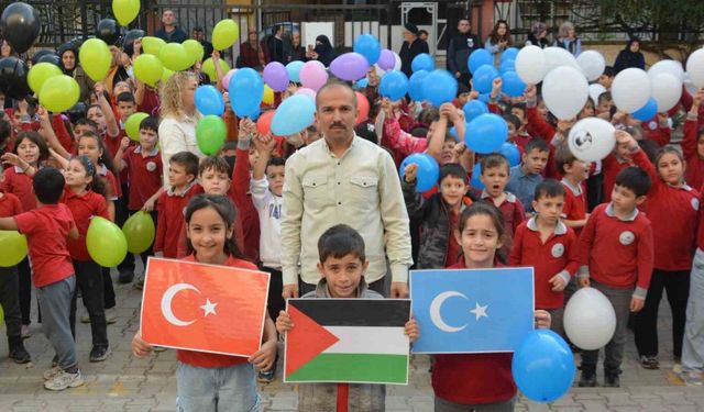 Gazze ve Doğu Türkistan’daki çocukların özgürlüğü için gökyüzüne 787 balon bırakıldı