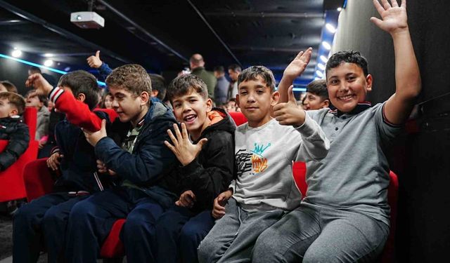 Gezen sinema tırı ve gezici kütüphane depremzede çocukları şenlendirdi