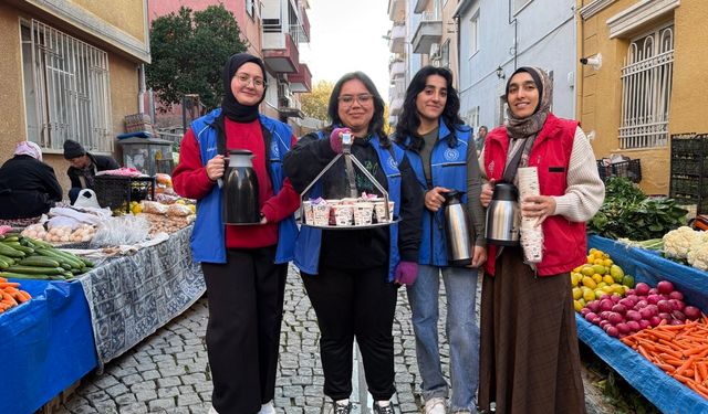 Gönüllü gençlerden pazar esnafına sıcak ikram