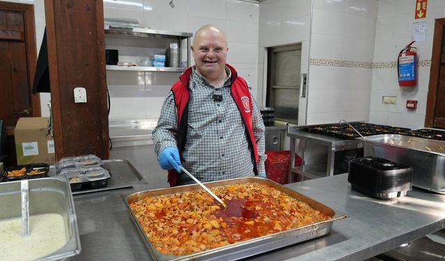 Gürsu’nun gülen yüzü Mesut, yemek dağıtımda
