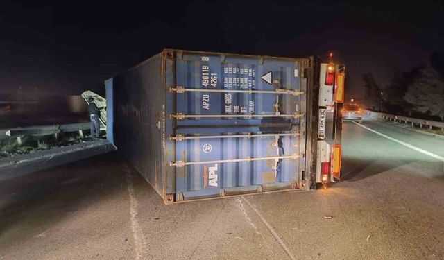 Hatay’da fırtına nedeniyle tırlar devrildi