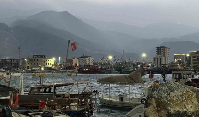 Hatay’da fırtınanın etkisiyle 5 tekne ve 1 yat alabora oldu