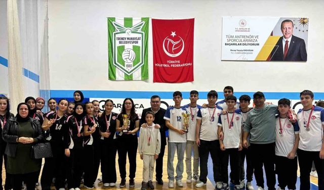 Hem öğrenci, hem okul müdürü olarak voleybolda kupalar kaldırmayı başardı