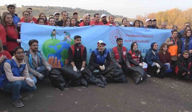 Hevsel Bahçeleri’nde çevre temizliği etkinliği