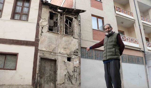 İki bina arasında sıkışan 2 metre enindeki metruk ev dikkat çekiyor