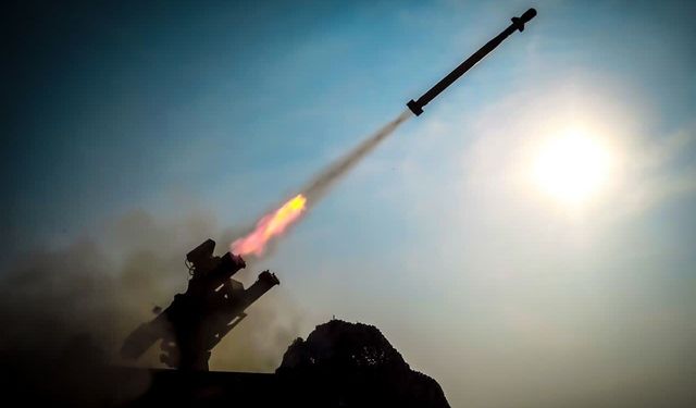 İran’dan Umman Denizi’nde füze atışı