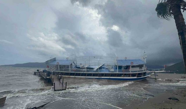 İskeleye çarparak karaya oturan tekne için kurtarma çalışmaları başladı