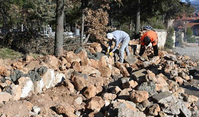 Isparta'da yıkılan mezarlık duvarı yeniden yapıldı