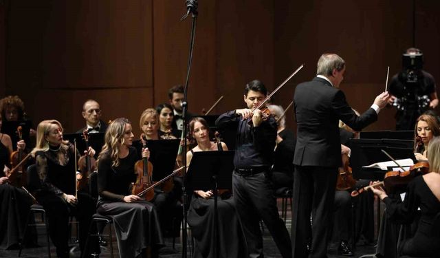 İstanbul Devlet Senfoni Orkestrası Aralık ayının ilk konserinde keman virtüözü Robert Lakatos’u ağırladı