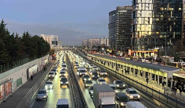 İstanbul’da trafik yoğunluğu yüzde 81’e ulaştı