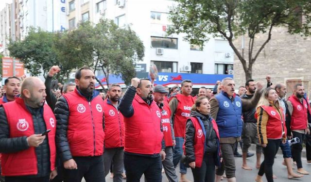 İzmir Büyükşehir işçilerinden çıplak ayaklı protesto