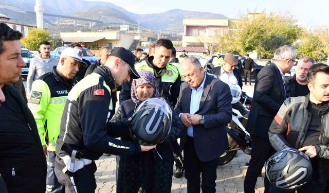 Jandarmadan 100 motosiklet sürücüsüne güvenli sürüş eğitimi ve hediye kask