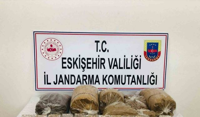 Kaçak tütün ve cep telefonu satmak isteyen şahısları jandarma yakaladı
