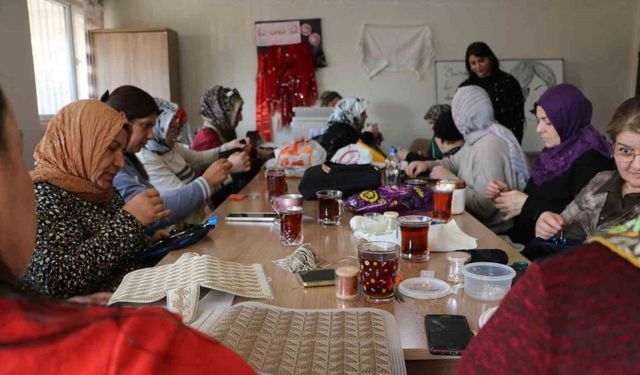 Kadınların el emeğiyle ürettikleri tel kırma şal ve çantalar yoğun ilgi görüyor