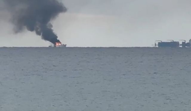 Kalkan açıklarında alev alan lüks teknedeki kaptan Sahil Güvenlik ekiplerince kurtarıldı