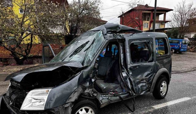Kamyonun çarptığı hafif ticari araç 50 metre savruldu: 1 ölü, 2 yaralı